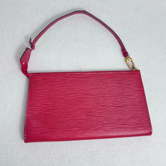Louis Vuitton Epi Pochette Accessoires 24
Red wristlet gold hardware. - Picture 2 of 15